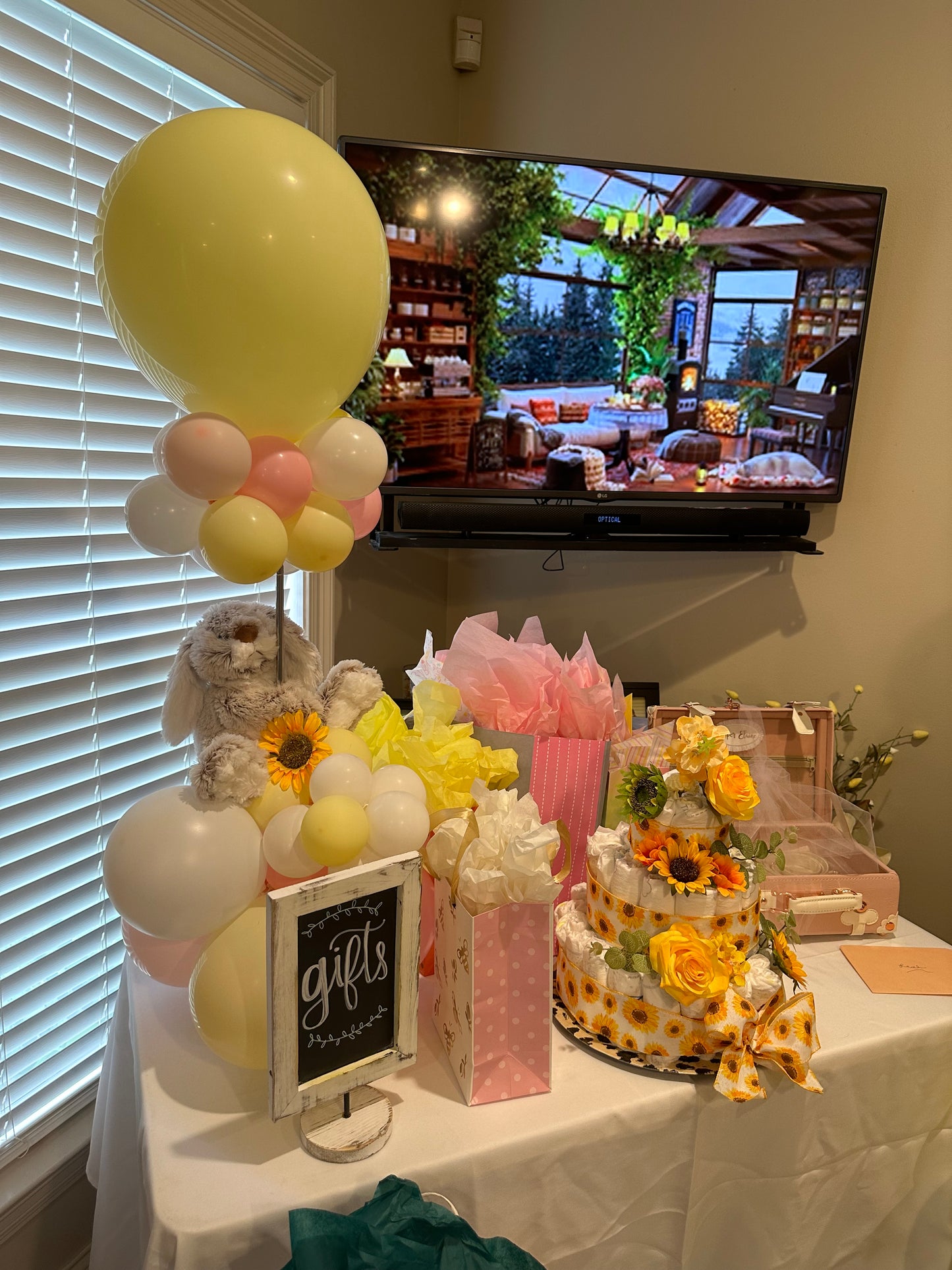 $35+ Balloon Centerpiece